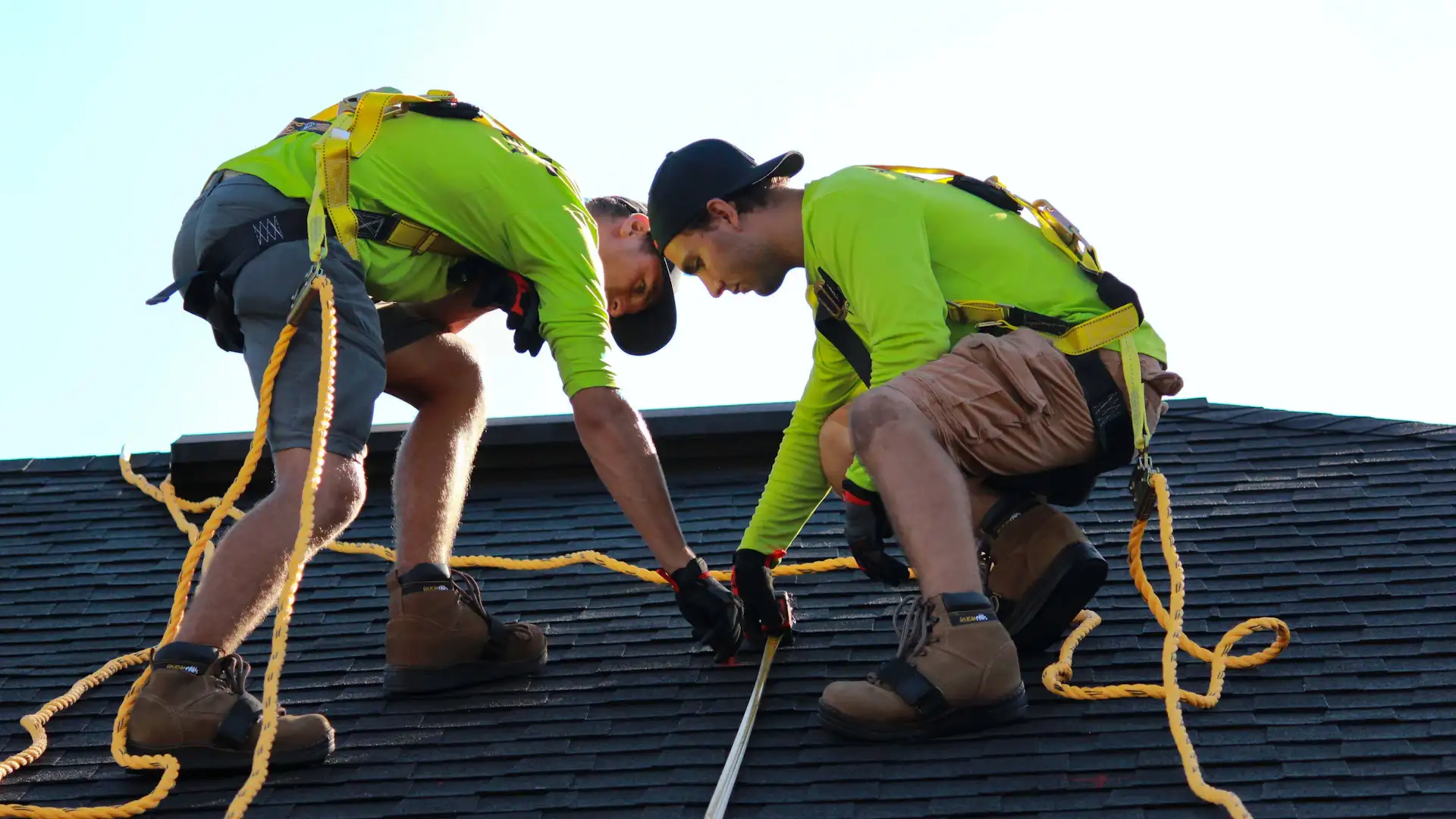 Dos instaladores colocando placas solares en una vivienda