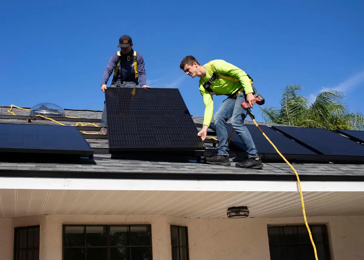 Instaladores colocando placas solares en una cubierta