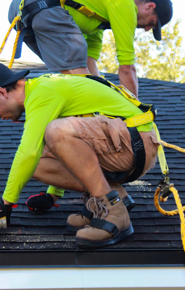 Instaladores trabajando en el tejado de una vivienda