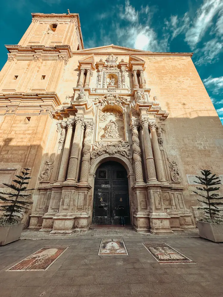 Fachada de la Basílica de Santa María de Elche