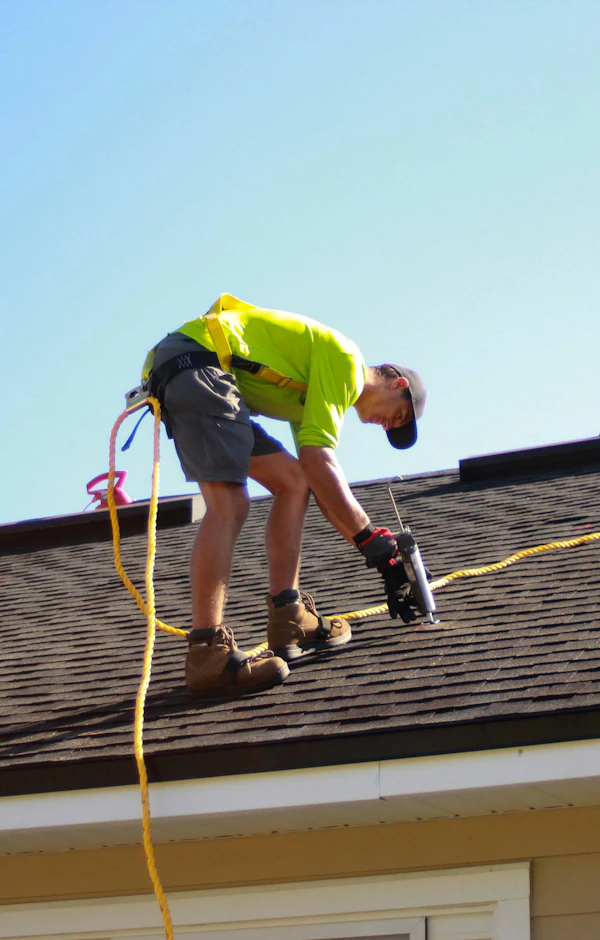 Instalador fijando la estructura de las placas solares en un tejado