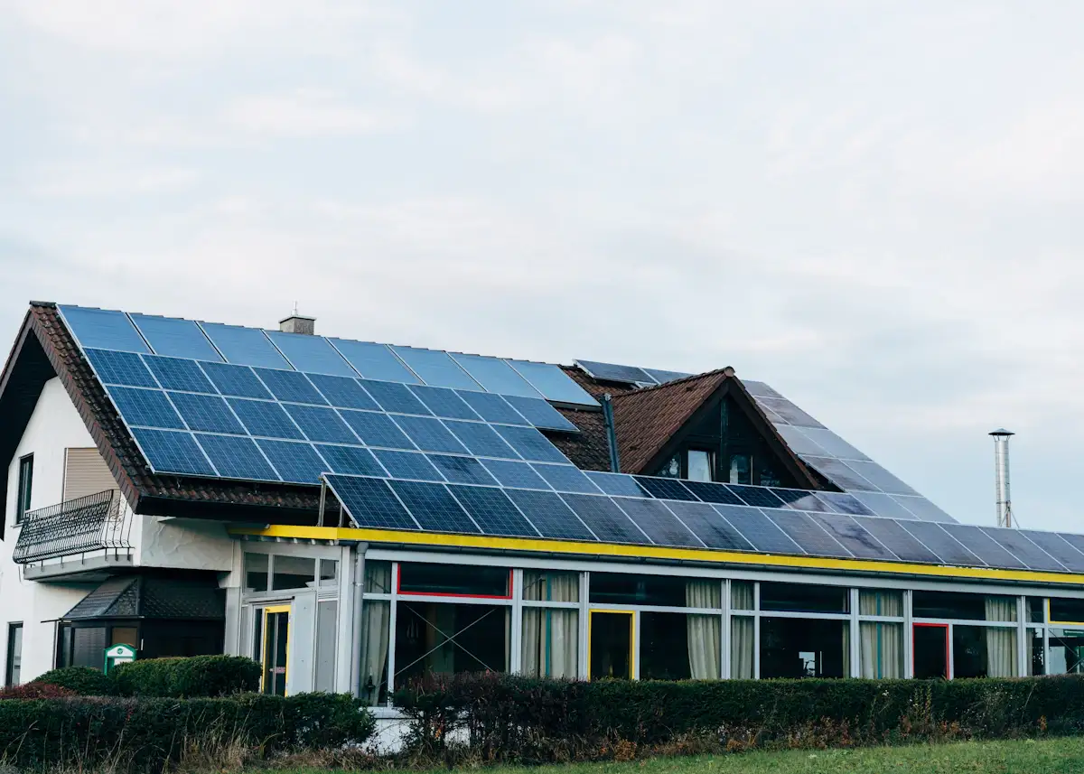 Placas solares sobre la cubierta de un edificio