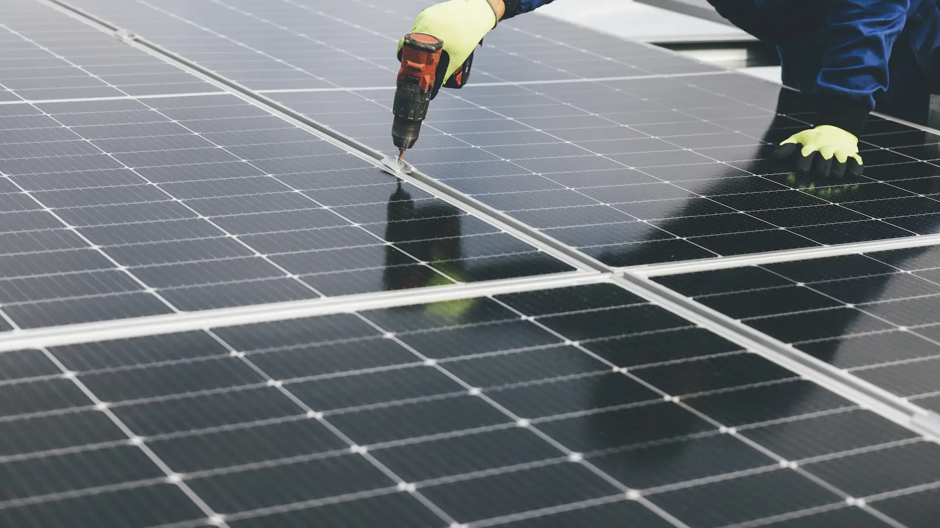 Técnico revisando una instalación de placas solares