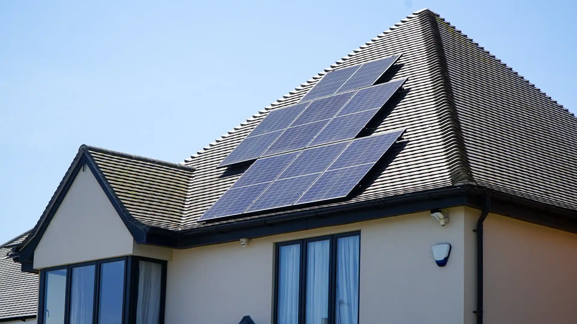 Vivienda con placas solares de autoconsumo en el tejado
